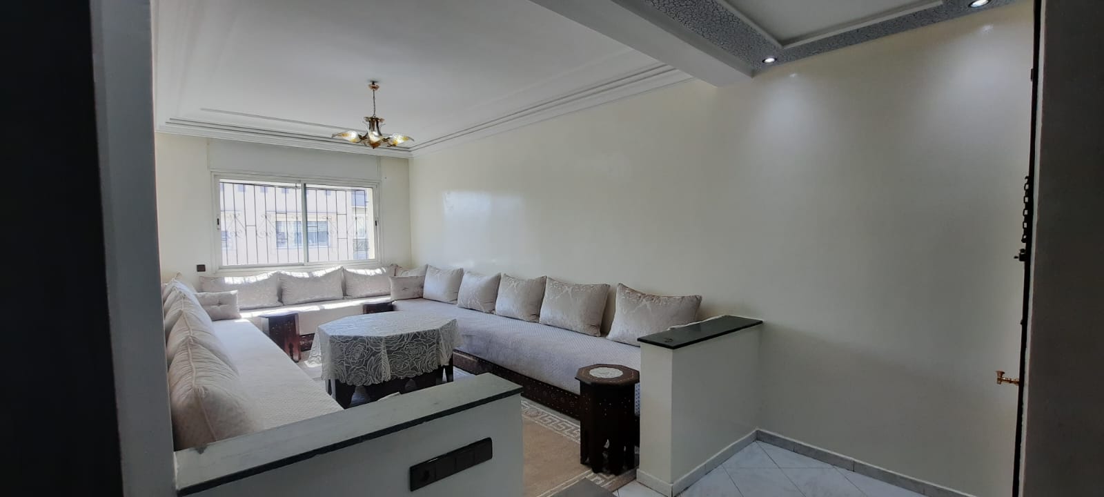 À Casablanca, appartement meublé dernier étage avec 4 pièces en location